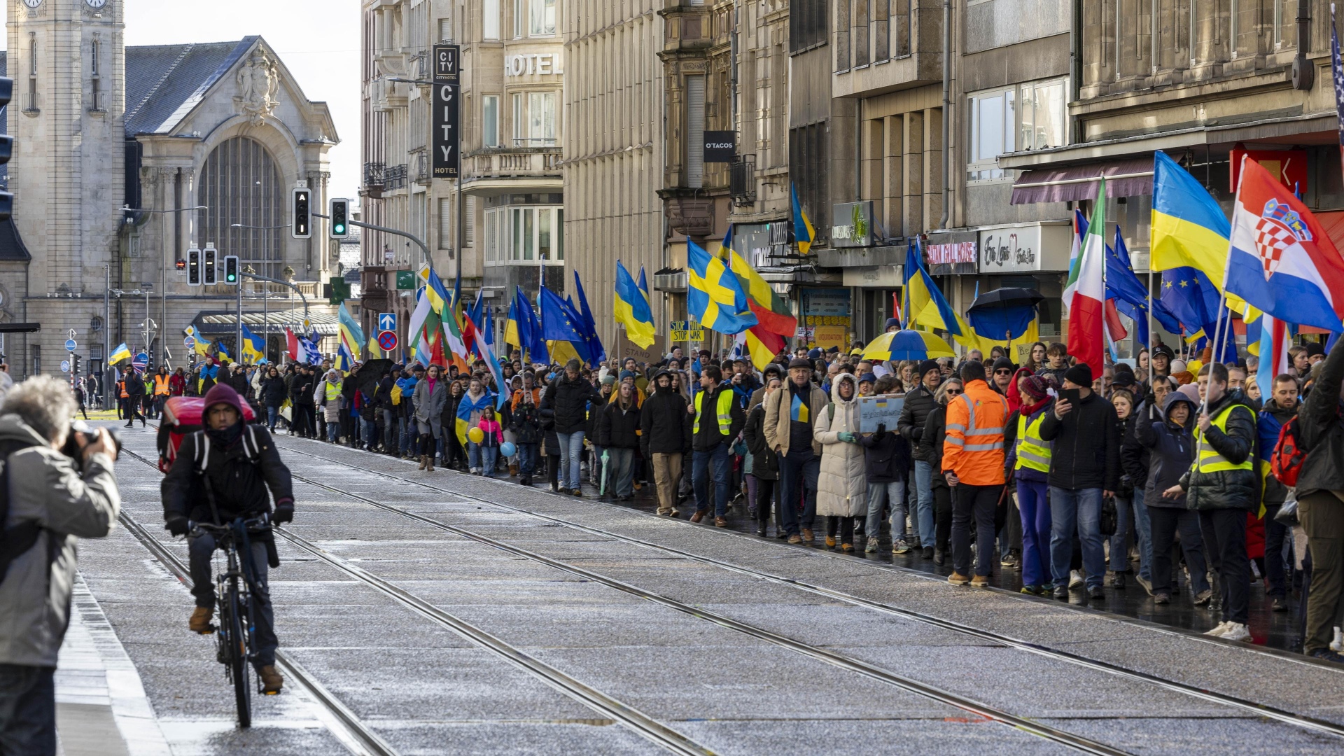 Marche de personnes avec drapeux